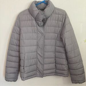 Gap Light Grey L puffy coat warm but lightweight. Snaps and zips